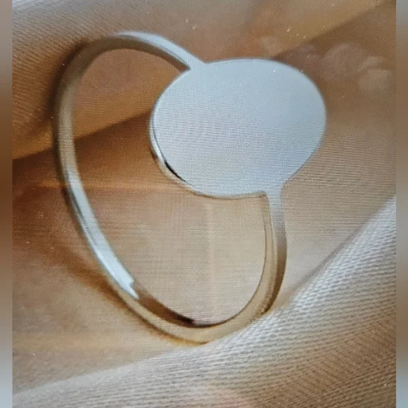 Elegant Silver Ring - Picture 1 of 3